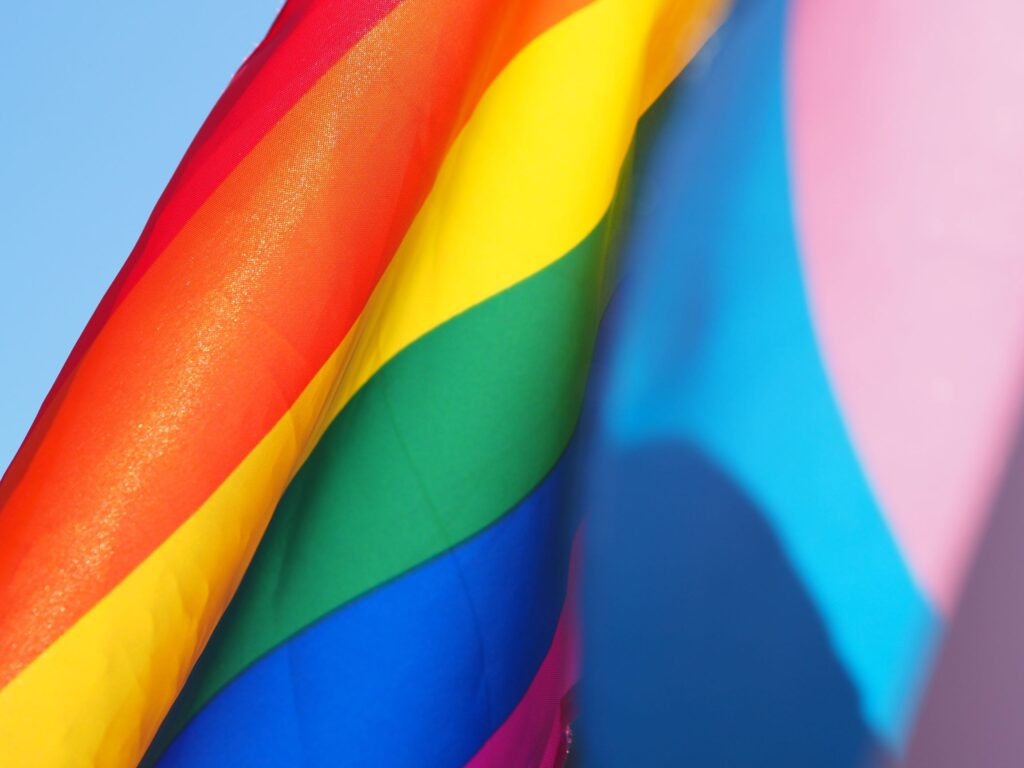 Bandera del arcoiris con ella se representa a la comunitat LGBTQ+