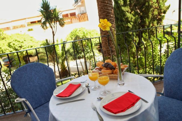 ☕Bon dia i bon dilluns família! Hi ha millor manera de començar la setmana que amb un esmorzar envoltat de naturalesa a l' @hotelbellrepos? 🌿😋

👉🏻Si vols gaudir de moments com el de la fotografia, reserva ara la teva estada a través de la web.

www.hotelbellrepos.com 
.
.
.
.
#hotelbellrepos #hotelsostenible #esmorzarhotel #esmorzarhotelbellrepos #toogoodtogo #costabrava #hotelplayadearo #hotelesconencanto #hotelconjardin #hotelconvistas #hotelplatjadaro  #hotelsosteniblecatalunya #platjadaro #adem #ademimpulsa #sostenibilitat #bondia #incostabrava
