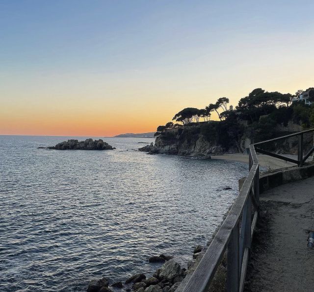👋🏻Donem la benvinguda al cap de setmana amb aquesta bonica fotografia de Cala Belladona en un dels moments més màgics del dia✨🤗

🧡Guarda la publicació si a tu també t'agrada la posta de sol al costat del mar. 

📸 @ecortadaa
.
.
.
#visitplatjadaro #visitemporda #camiderondasagaro #sagaro  #emporda  #miradordesagaro #calabelladona #sunsetlovers #postadesol #calabelladonaplatjadaro #camideronda #platjadaro #adem #mediterraniament