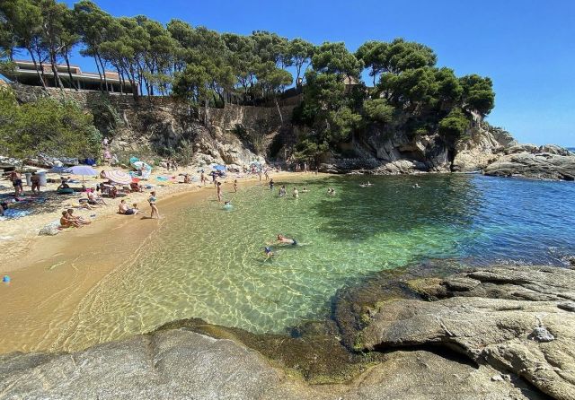 👋☀️Ara si, ha arribat el moment de despedir el nostre estimat estiu i donar la benvinguda a la tardor🍂

Gaudeix de la Costa Brava en aquesta bonica època de l'any, a l'@hotelbellrepos continuem oberts i tenim tot el que cal perquè tinguis una estada de 10!💯

📸 @calas_y_playas_de_catalunya 
.
.
.
#byesummer2023 #visitemporda  #emporda #costabravawalks  #mediterraniament #camideronda #costabravasky #costabrava #calasyplayasdecataluña